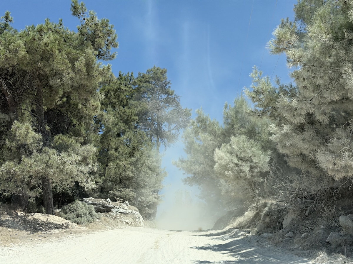 Jeep auf einer staubigen Schotterstraße im Inselinneren von Thassos