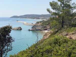 Blick auf die türkisblaue Küste von Thassos mit Bucht und bewaldeter Landschaft