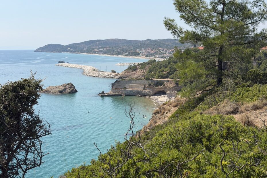 Blick auf die türkisblaue Küste von Thassos mit Bucht und bewaldeter Landschaft