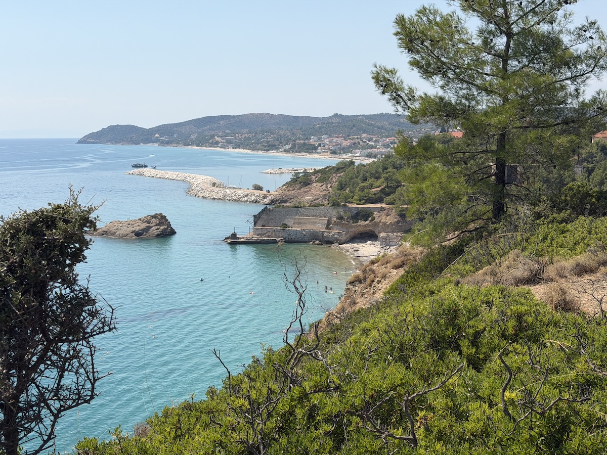 Blick auf die türkisblaue Küste von Thassos mit Bucht und bewaldeter Landschaft