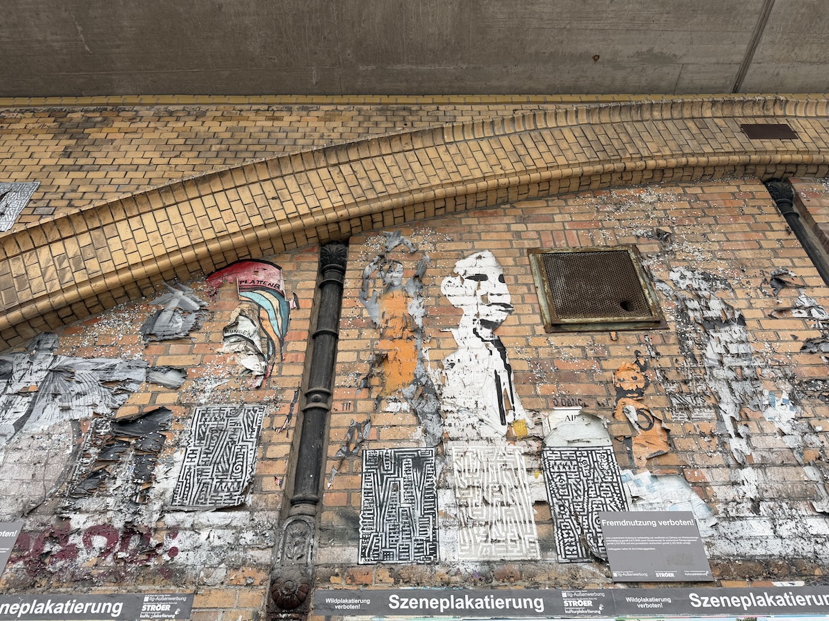 Streetart mit Paste-ups und Schablonen an einer Backsteinwand im Haus Schwarzenberg nahe dem Hackeschen Markt in Berlin