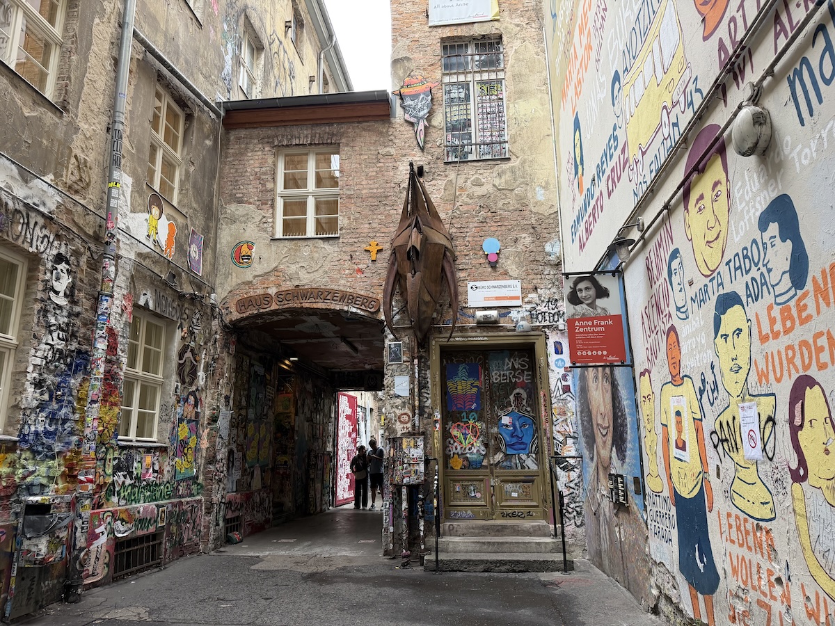 Bunte Streetart schmückt einen historischen Hinterhof am Hackeschen Markt in Berlin mit Murals, Stickern und Graffiti.
