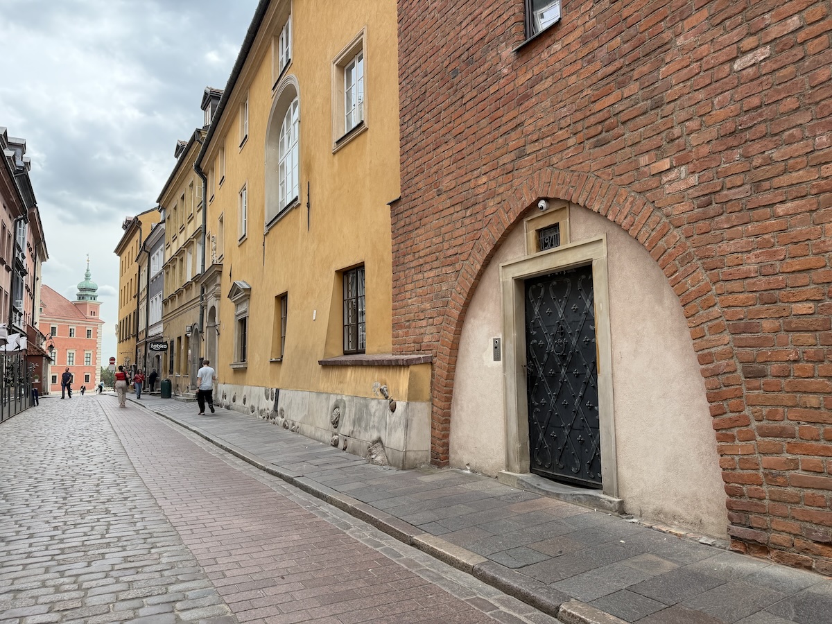 Kopfsteinpflastergasse mit historischen Häusern in der Warschauer Altstadt