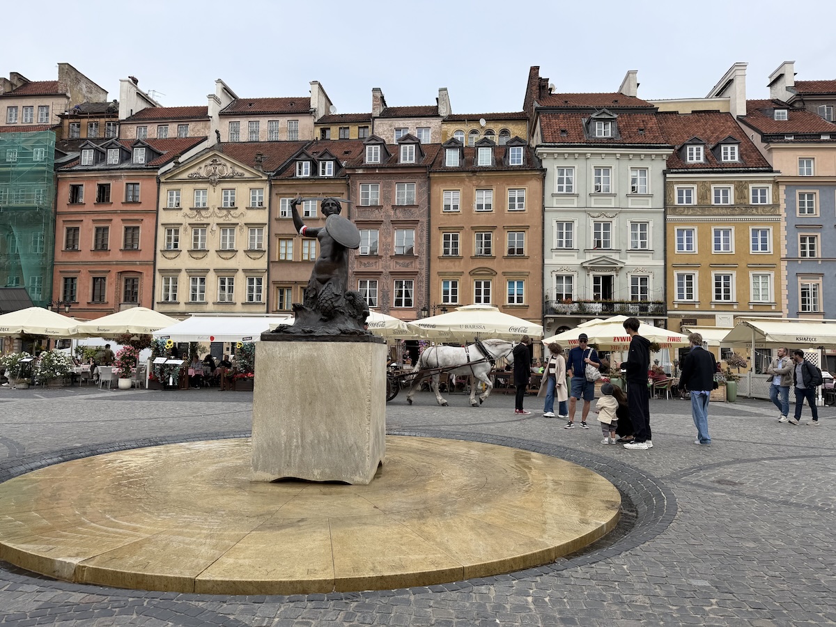 Warschauer Seejungfrau und bunte Häuser auf dem Altstadtmarkt