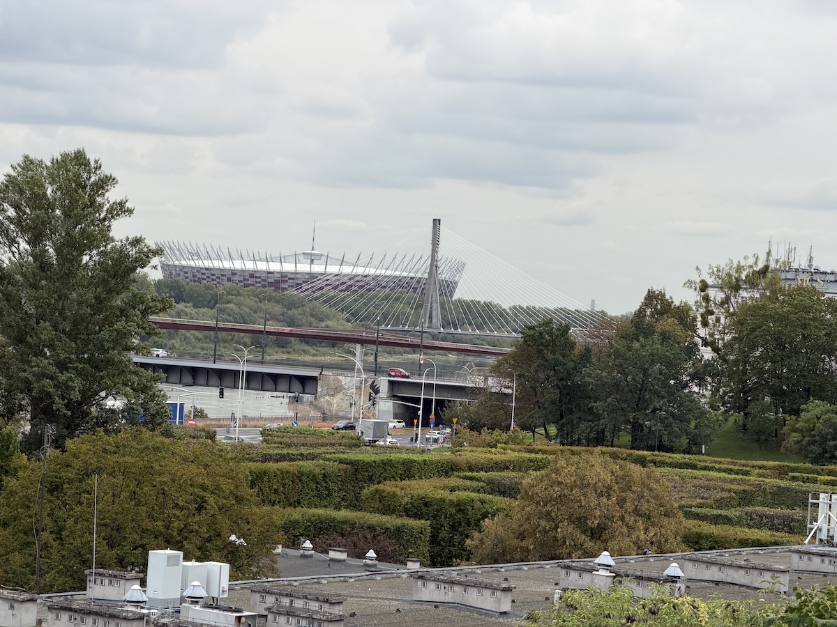 Blick über Powiśle zur Świętokrzyski-Brücke und zum Nationalstadion in Warschau
