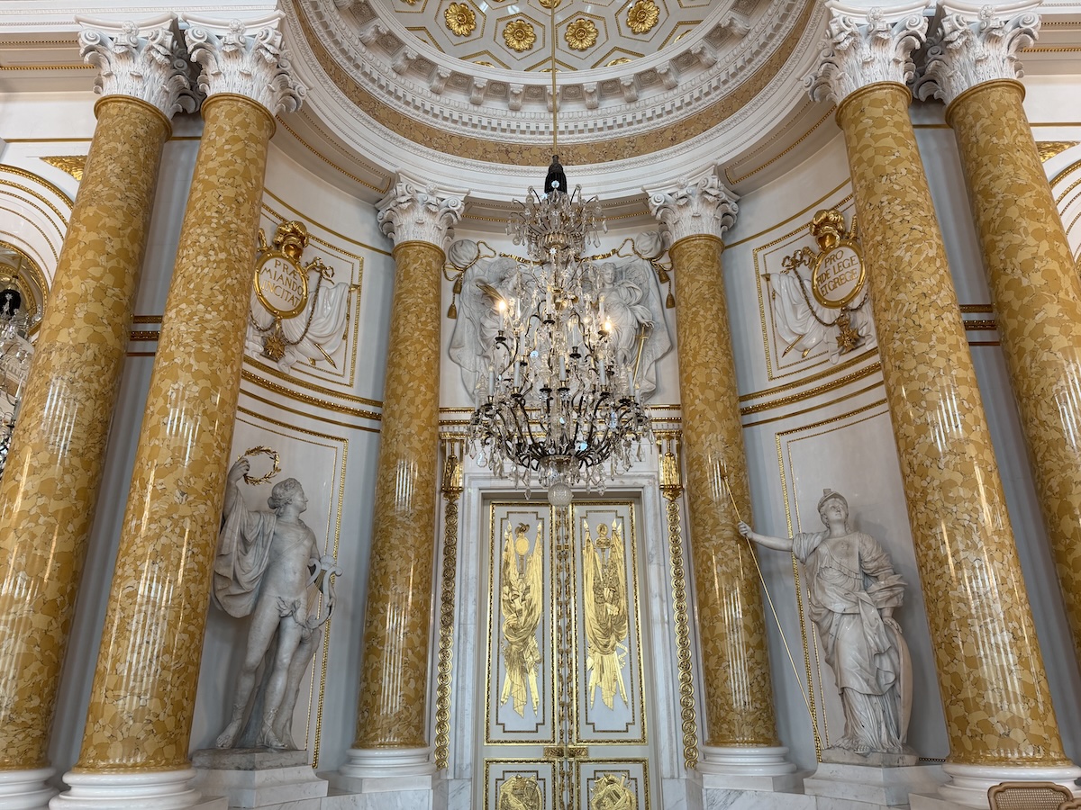Prunkvoller Saal mit goldenen Säulen im Königsschloss