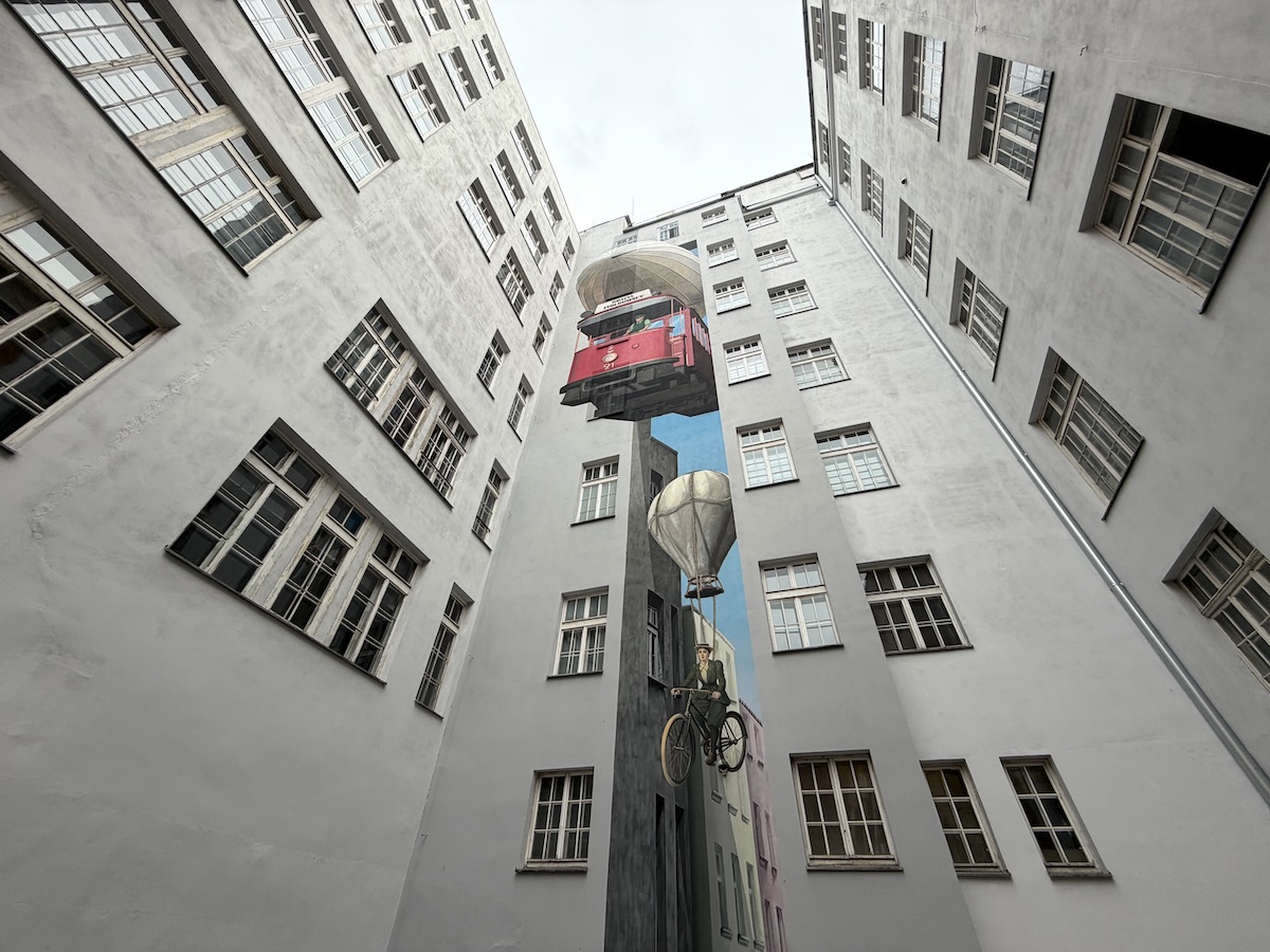 Wandbild mit fliegender Straßenbahn im Innenhof der Chmielna 21 in Warschau