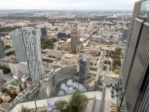 Blick über Warschau mit dem Kulturpalast, modernen Hochhäusern und dem weitläufigen Stadtzentrum aus großer Höhe