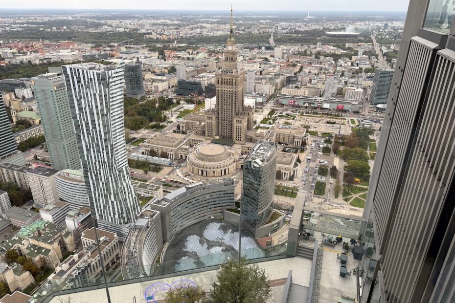 Blick über Warschau mit dem Kulturpalast, modernen Hochhäusern und dem weitläufigen Stadtzentrum aus großer Höhe