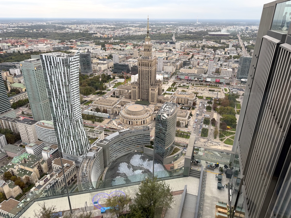 Blick über Warschau mit dem Kulturpalast, modernen Hochhäusern und dem weitläufigen Stadtzentrum aus großer Höhe