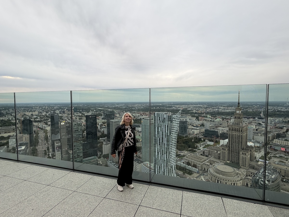 Mandy auf dem Highline Warsaw mit Aussicht auf den Kulturpalast