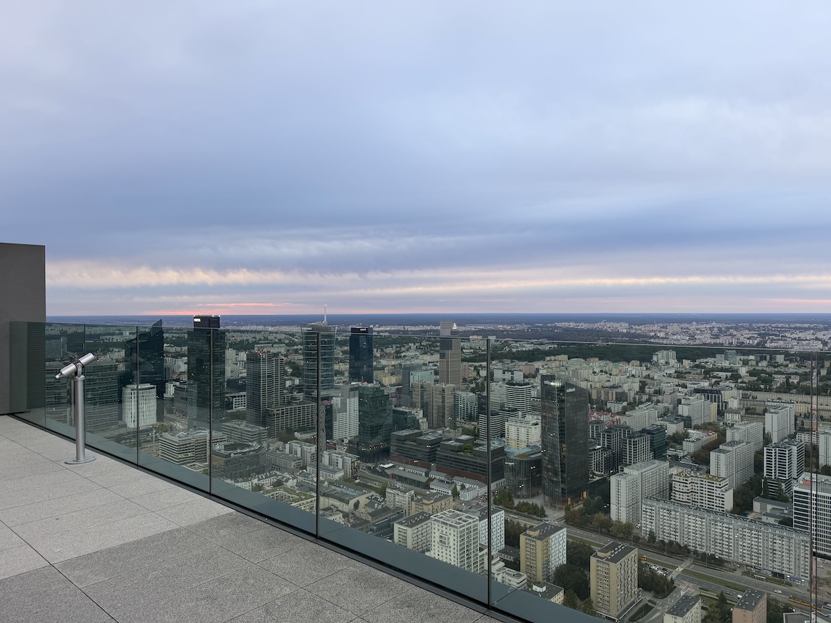 Weitläufiger Blick über Warschau vom Highline Warsaw mit Hochhäusern, Wohnvierteln und bewölktem Abendhimmel