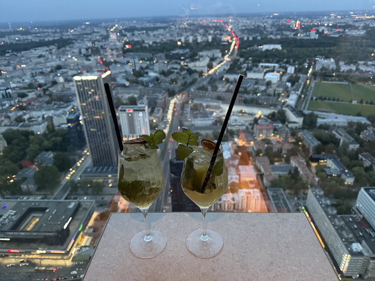 Drinks mit Blick über Warschau am Abend von der Highline Warsaw