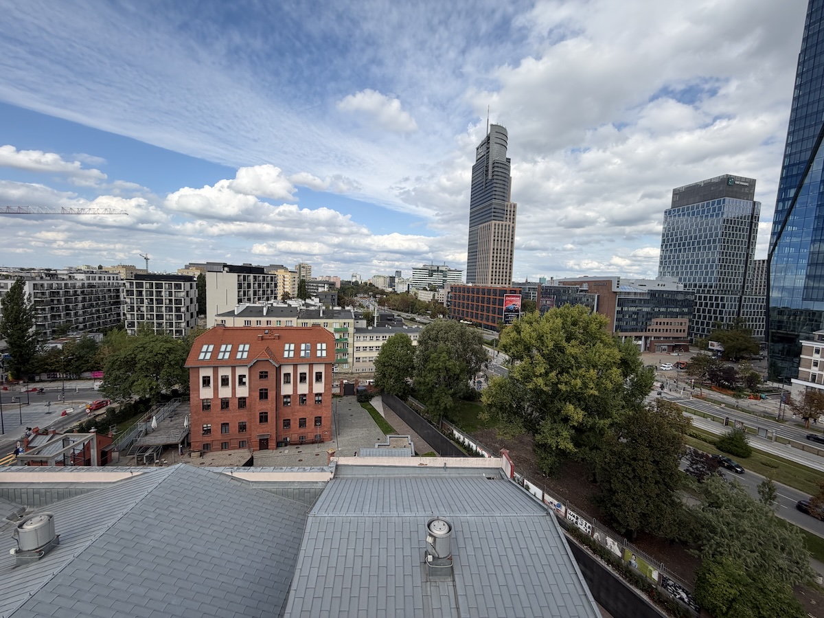 Weitläufiger Blick über Warschau mit modernen Hochhäusern, Wohnvierteln und grünen Bäumen im Stadtteil Śródmieście