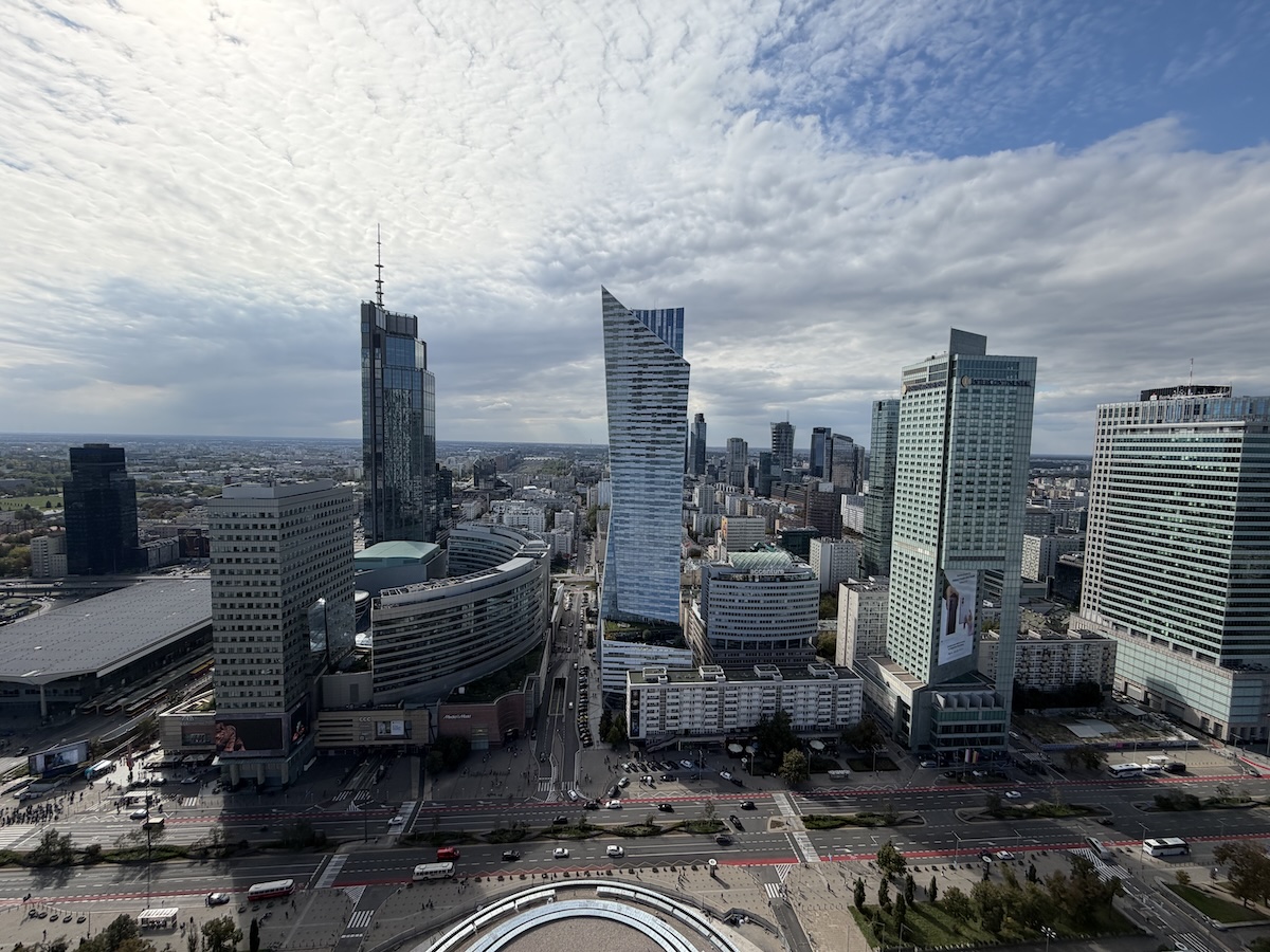 Weitläufiger Blick über Warschau mit modernen Hochhäusern und breiten Straßen im zentralen Stadtteil Śródmieście