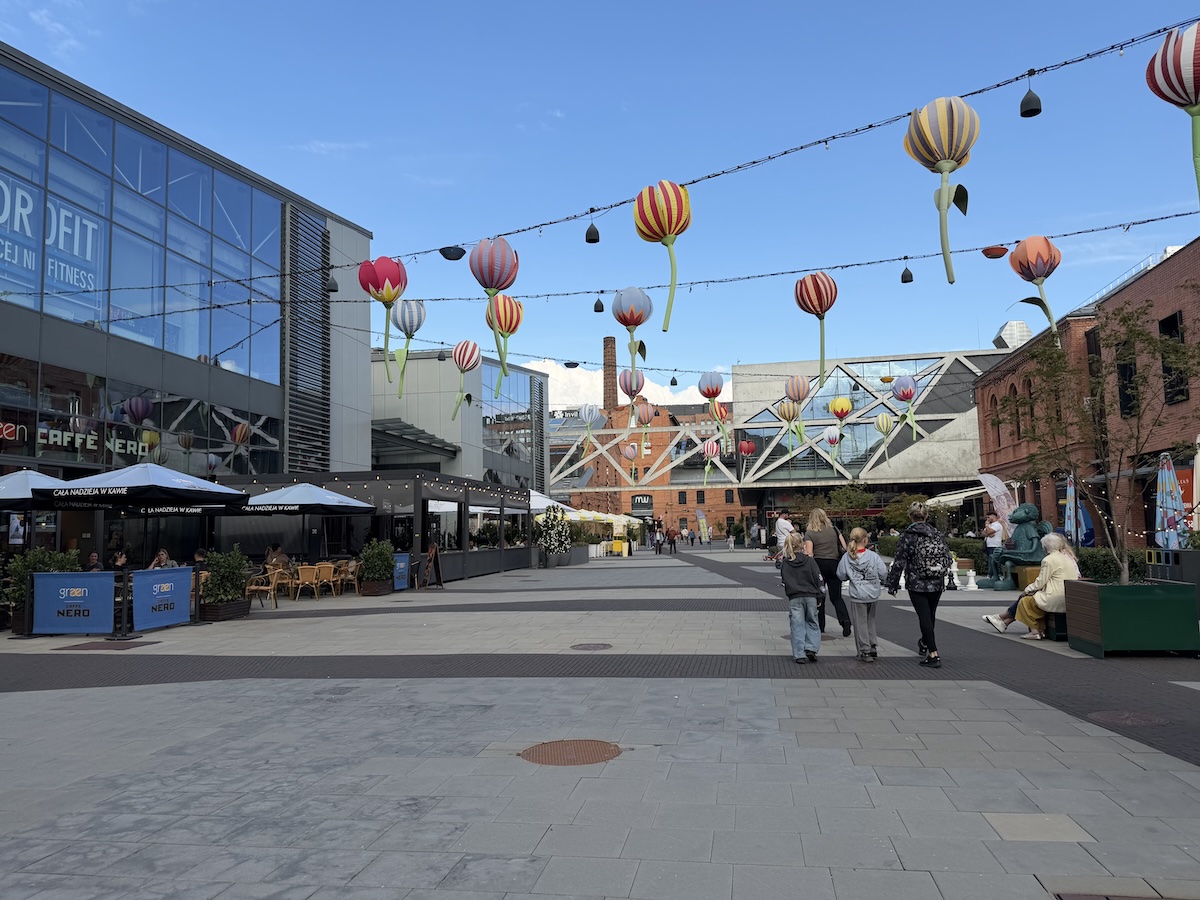 Koneser-Areal mit Cafés und bunten Blumen in Praga-Północ