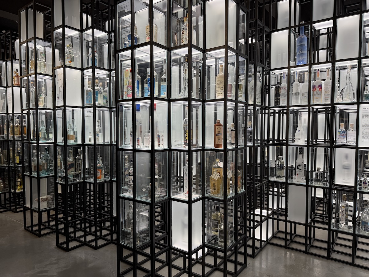 Beleuchtete Sammlung von Wodkaflaschen im Polnischen Wodka-Museum in Warschau