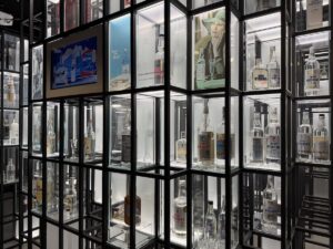 Wodkaflaschen im Polish Vodka Museum in Warschau