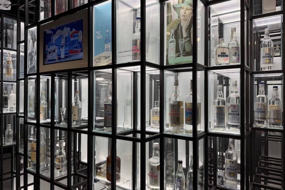 Wodkaflaschen im Polish Vodka Museum in Warschau