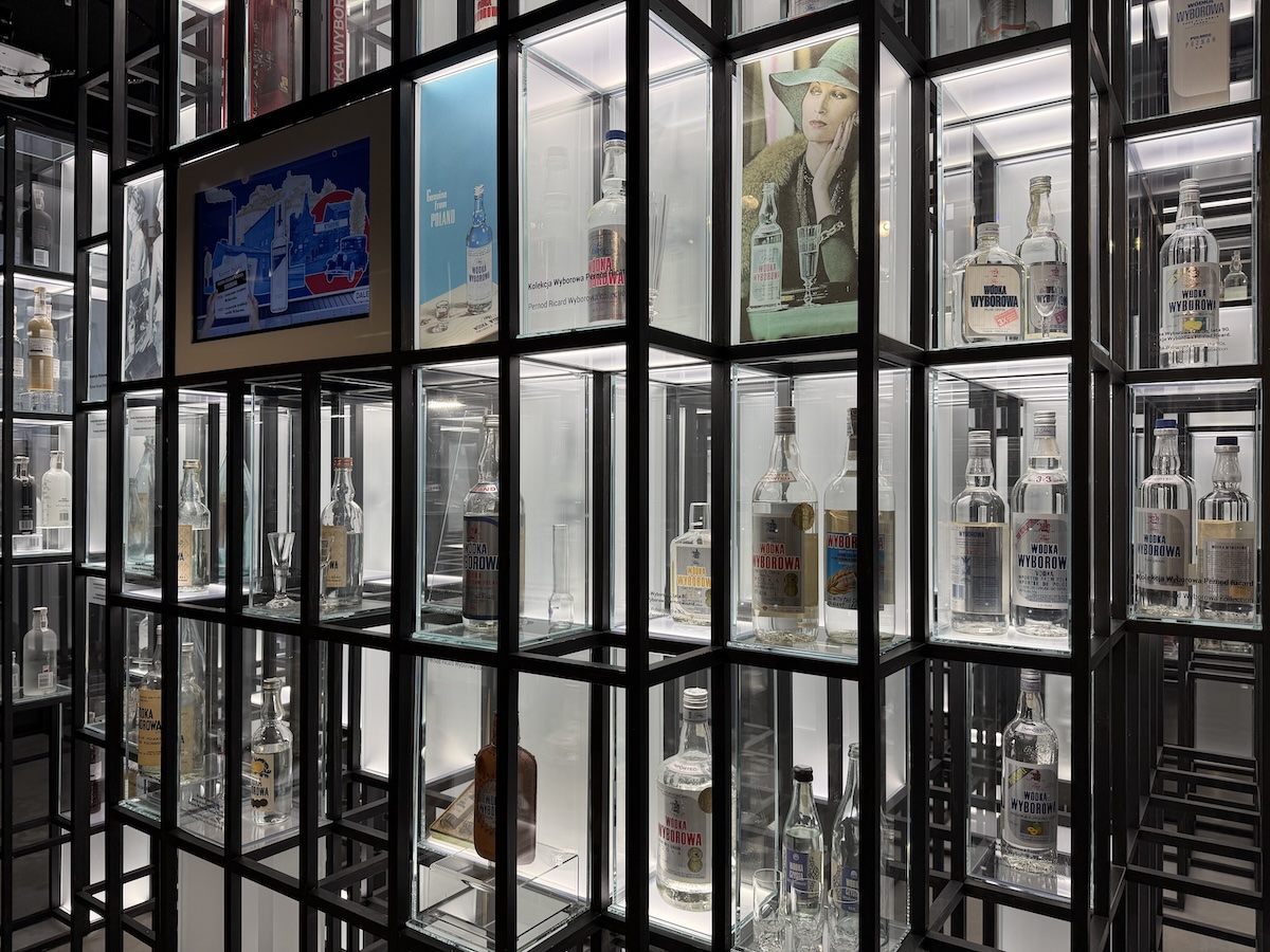 Wodkaflaschen im Polish Vodka Museum in Warschau