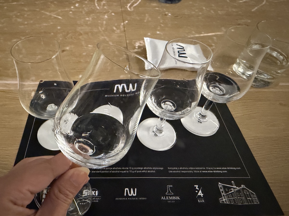 Vier Gläser bei der Wodka-Verkostung im Polish Vodka Museum in Warschau