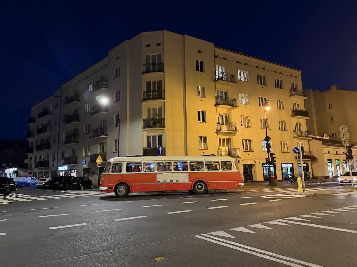Roter Retrobus am Abend im Warschauer Stadtteil Praga