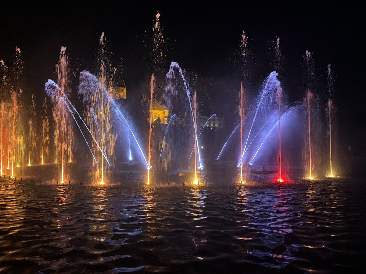Beleuchtete Wasserfontänen bei der Multimedia-Fontänenshow in Warschau