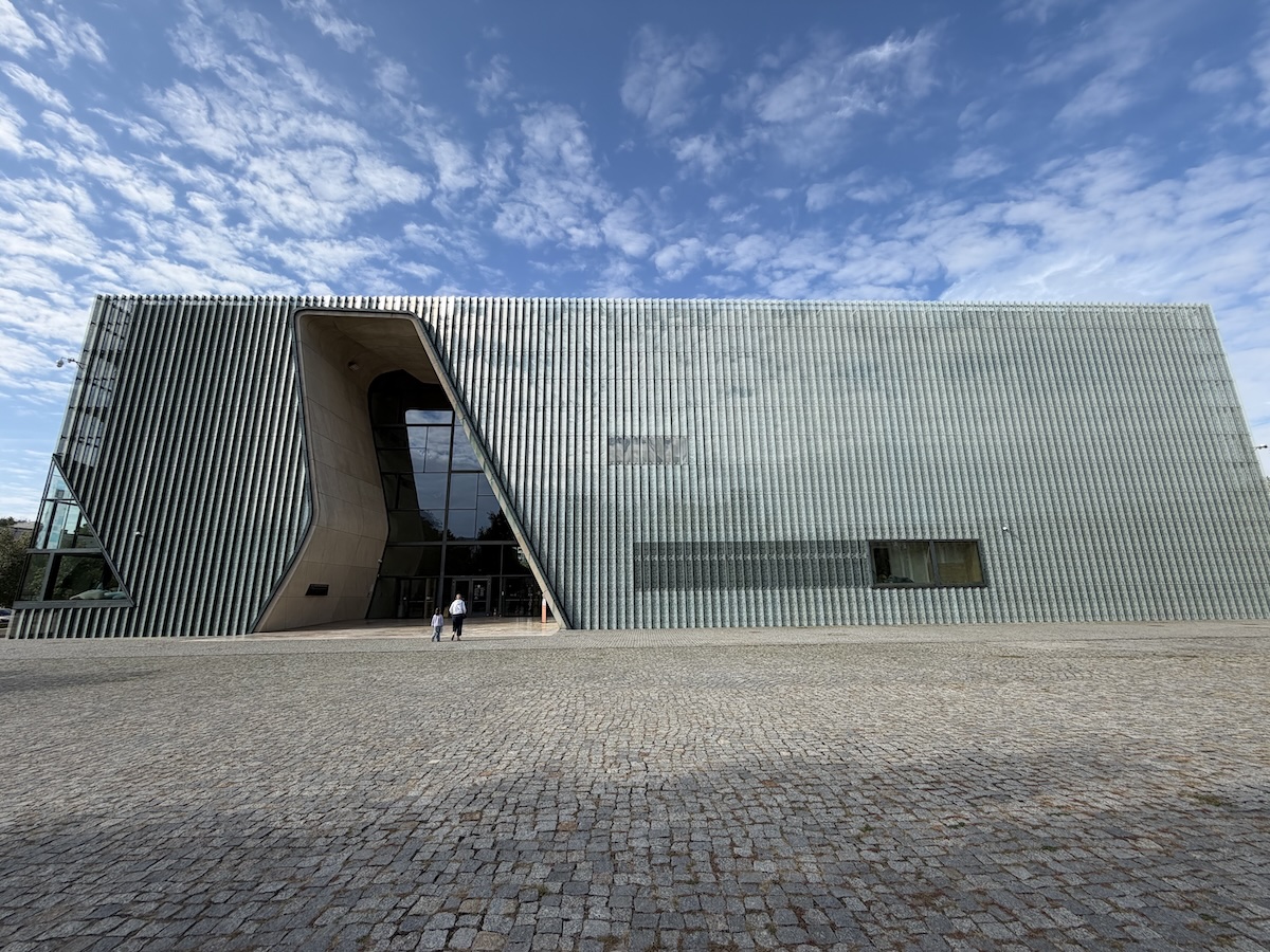 Moderne Außenfassade des POLIN Museums in Warschau