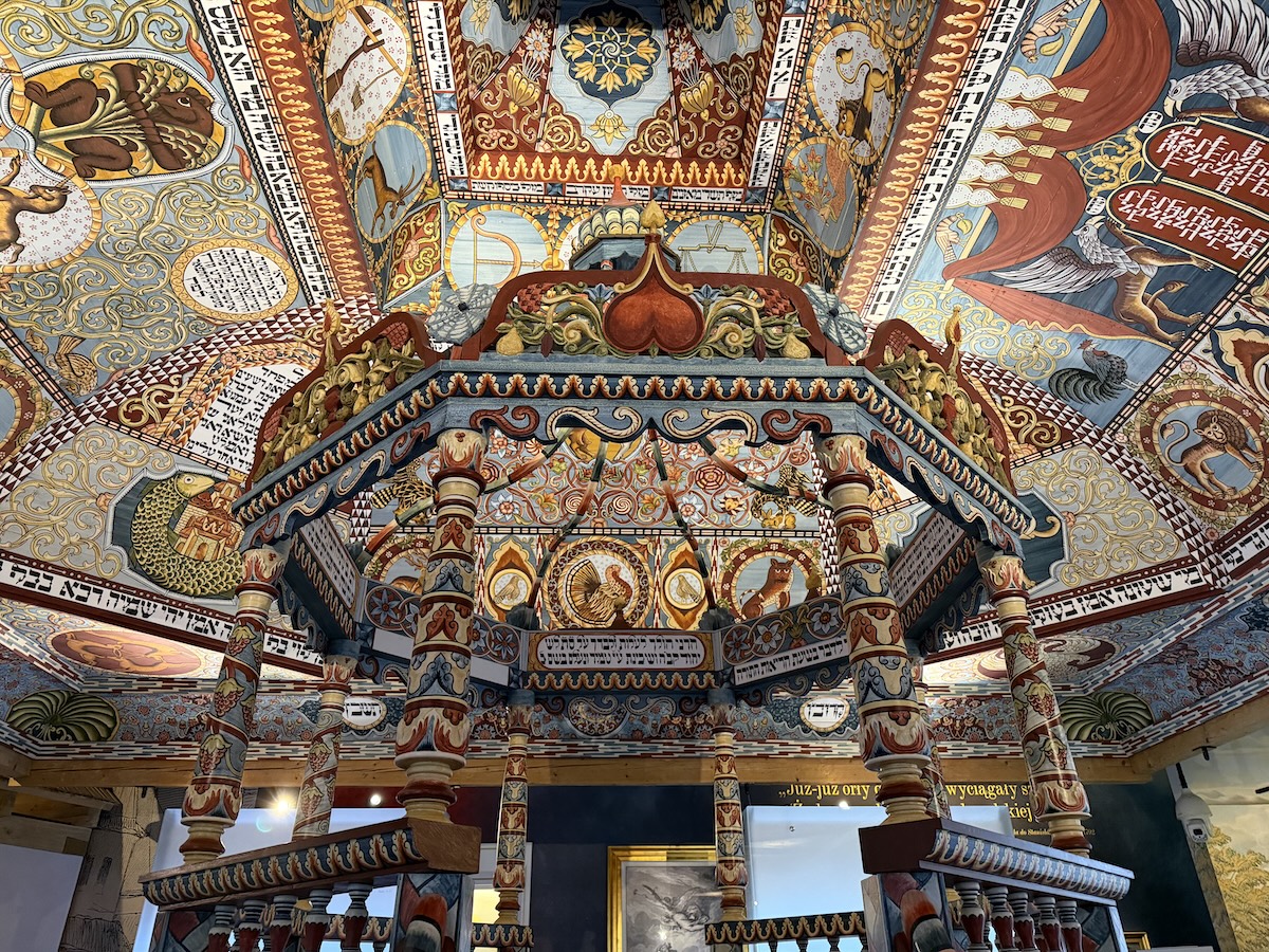 Farbenreich verzierter Innenraum einer Synagoge in Warschau