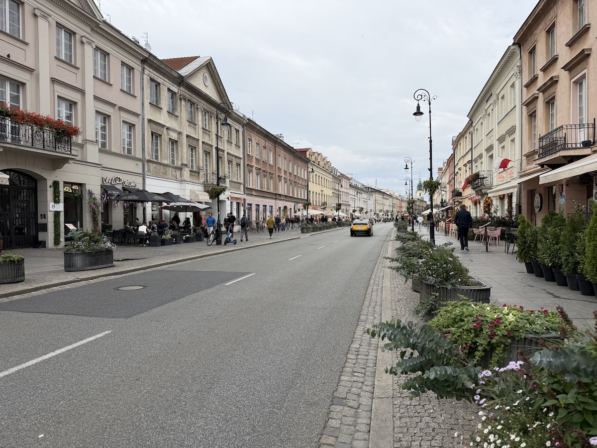 Restaurants und historische Häuser an der Straße Nowy Świat in Warschau