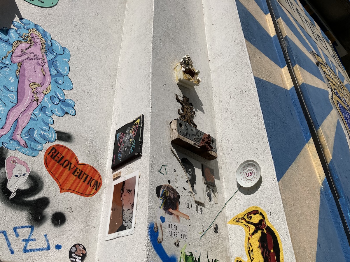 Paste-ups und kleine 3D-Streetart an einer Wand