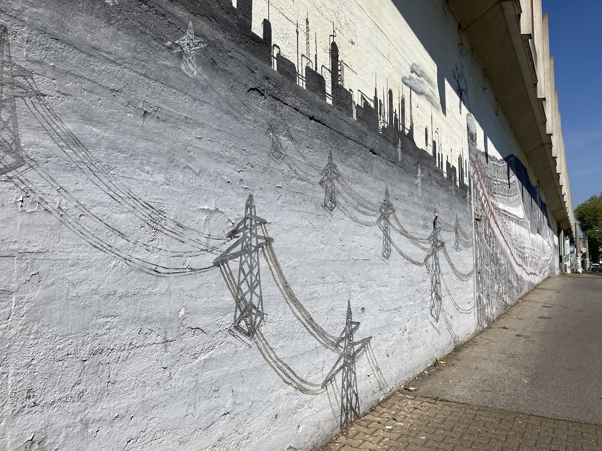 Streetart mit Strommasten an der Heliosstraße in Köln-Ehrenfeld