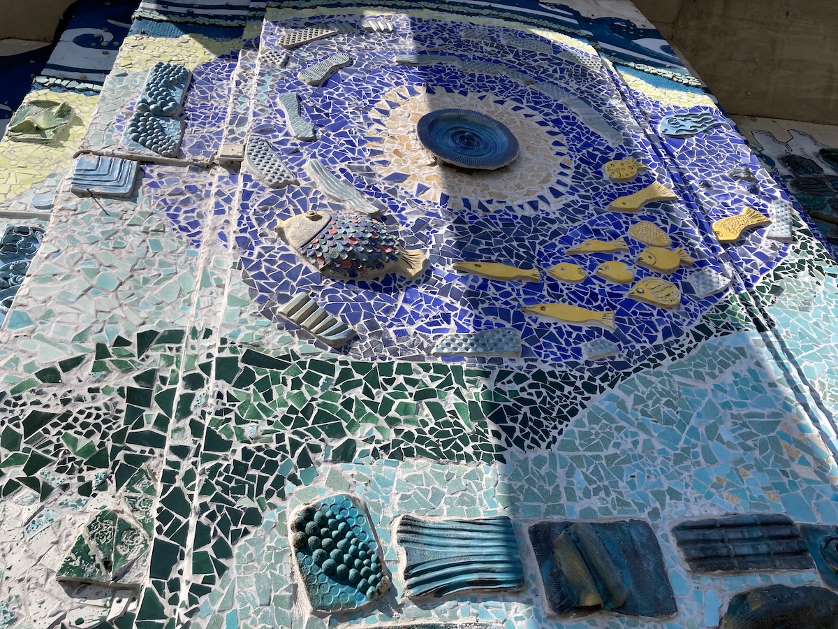 Farbiges Streetart-Mosaik mit Fischen in Köln