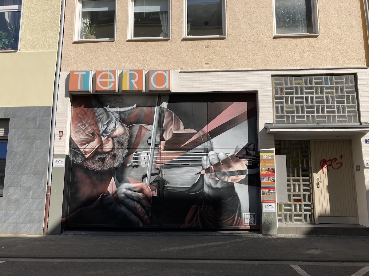 Mural eines Geigers an einer Hausfassade