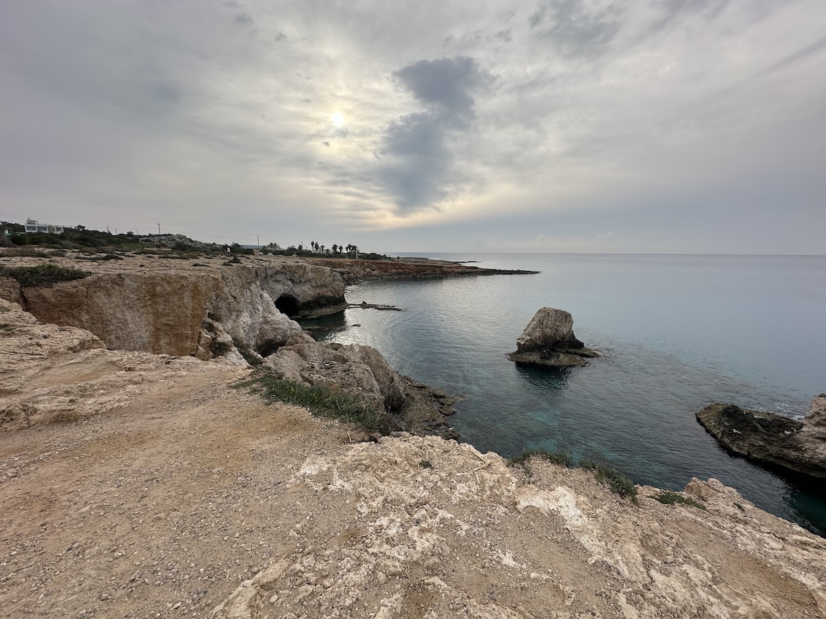 Zerklüftete Küste mit Sea Caves, Felsen im Meer und ruhigem Wasser bei Cape Greco nahe Ayia Napa auf Zypern.