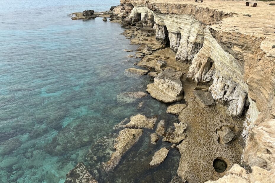 Geschichtete Felsküste mit Höhlen und türkisem Meer bei den Sea Caves am Cape Greco nahe Ayia Napa auf Zypern.