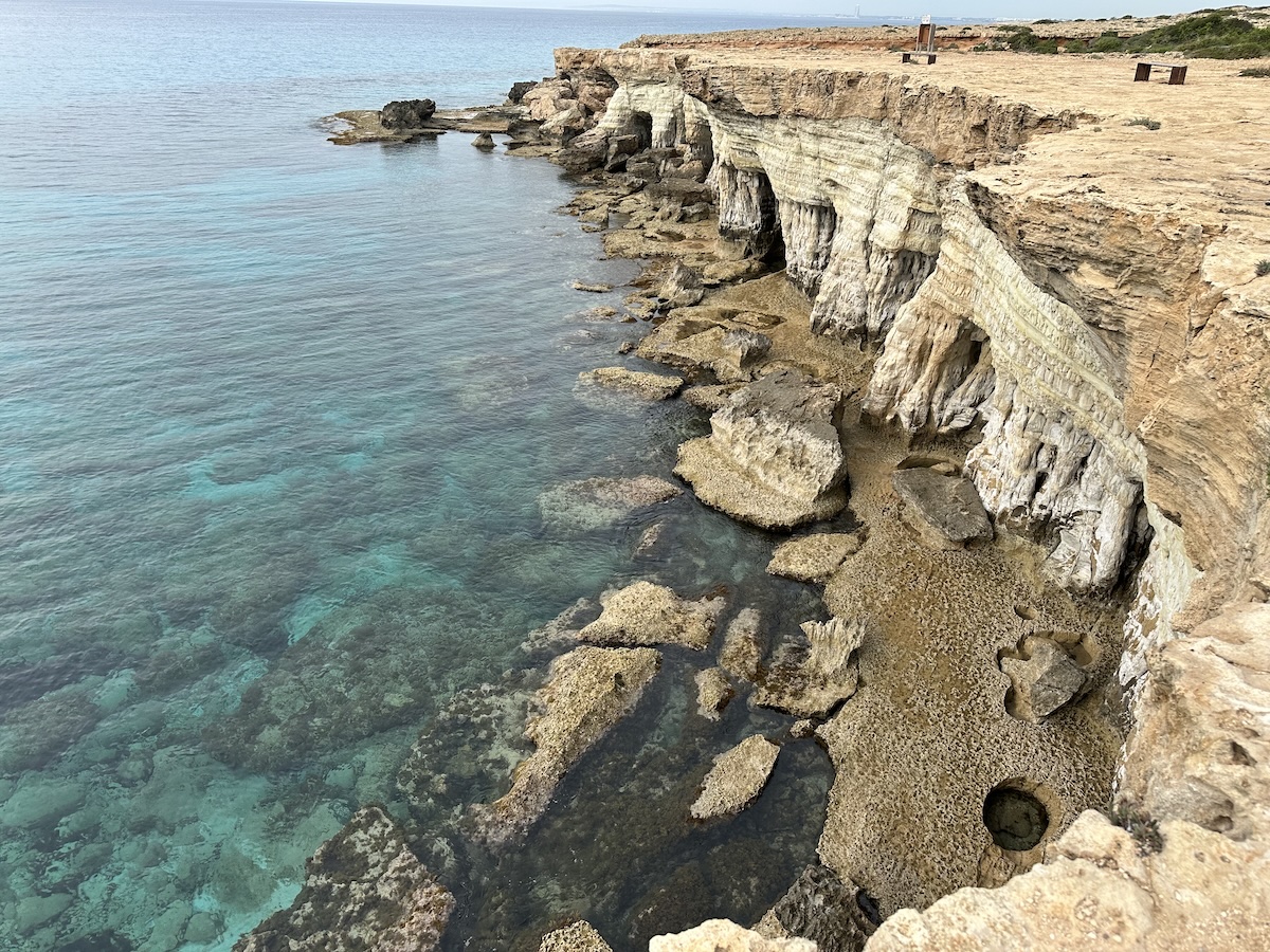 Geschichtete Felsküste mit Höhlen und türkisem Meer bei den Sea Caves am Cape Greco nahe Ayia Napa auf Zypern.